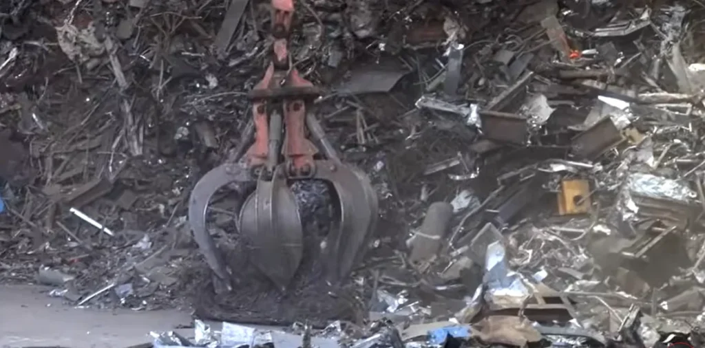 Orange peel grapple lifting ferrous scrap metal