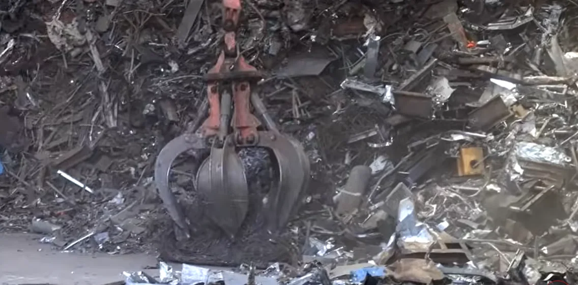 Orange peel grapple lifting ferrous scrap metal