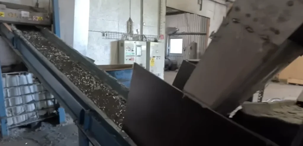 Scrap metal sorting machine separating metal fractions